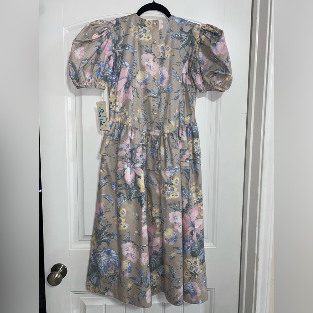 Vintage Susi Dee Floral Puff Sleeve Dress with Lace Collar and Pearl Buttons - Picture 2 of 11